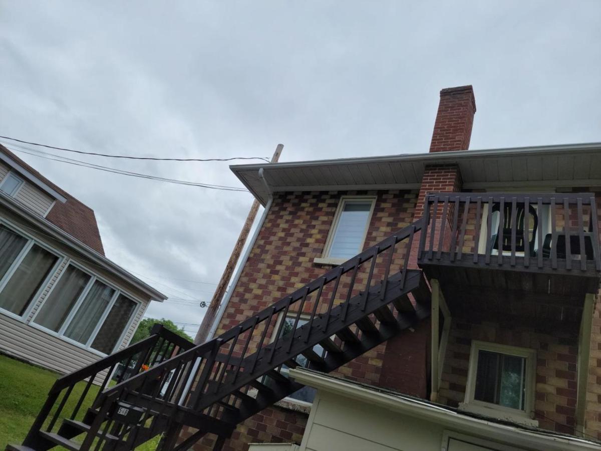 Quiet Cozy Apartment Next To Highway Wifi+Netflix Edmundston Exterior foto